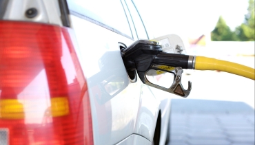 Tankowanie samochodu na stacji paliw diesel olej napędowy