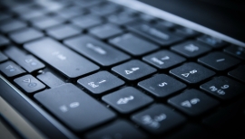 klawiatura branża IT komputer cyberbezpieczeństwo 