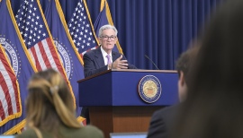 Starszy mężczyzna na tle flag USA Jerome Powell