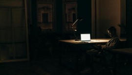 Praca noc komputer mężczyzna