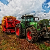 Traktor orający pole