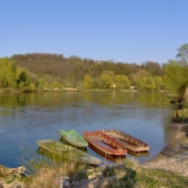 Krajobraz rzeka wzgórze łódki